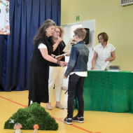 Pani wicedyrektor wręcza nagrodę uczniowi.