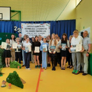 Uczestnicy konkursu wraz z opiekunami i organizatorami