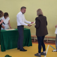 Pan dyrektor wręcza dyplom nauczycielce.