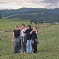 Uczennice na tle górskiego krajobrazu.