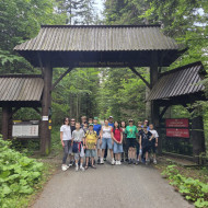 Grupa przy wejściu do Gorczańskiego Parku Narodowego.