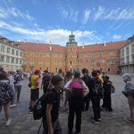 Uczniowie na tle Zamku Królewskiego.