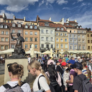 Uczniowie przy pomniku Syrenki Warszawskiej na Starym Mieście.