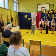 Sala gimnastyczna w szkole, Pani Prezydent przemawia