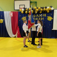 Sala gimnastyczna w szkole, przekazanie sztandaru szkoły