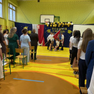 Sala gimnastyczna w szkole, przekazanie sztandaru szkoły
