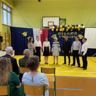 Sala gimnastyczna w szkole, chór śpiewa