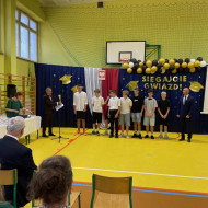 Sala gimnastyczna w szkole, wręczenie nagrody grupie uczniów