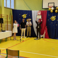 Sala gimnastyczna w szkole, rada rodziców składa podziękowanie na ręce dyrektora szkoły