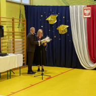 Sala gimnastyczna w szkole, dyrektor wręcza nagrodę