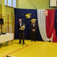 Sala gimnastyczna w szkole, dyrektor wręcza nagrodę