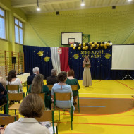 Sala gimnastyczna w szkole, przedstawicielka rodziców