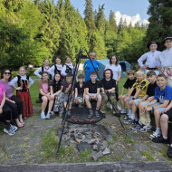 Pamiątkowe zdjęcie z dziećmi w strojach regionalnych