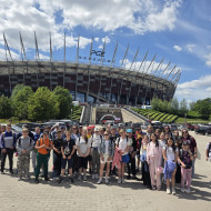 Uczniowie przed Stadionem Narodowym