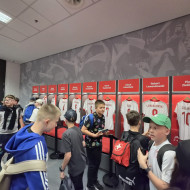 Uczniowie w szatni zawodników na Stadionie Narodowym.