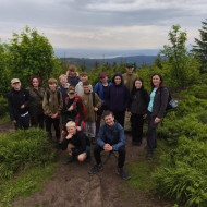 Widok na panoramę gór ze szczytu.