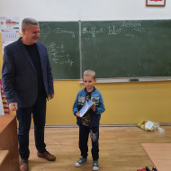 Pan Dyrektor wręcza nagrody i dyplomy uczniom