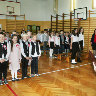 wspólne śpiewanie hymnu państwowego i szkolnego