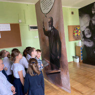 Uczniowie oglądają wystawę poświęcona Stefanowi Artwińskiemu