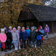 Uczniowie idą oglądać wiewiórki