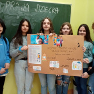 uczennice klasy 8 a prezentują plakat dotyczący praw dziecka