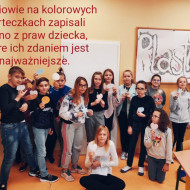 uczniowie klasy 5 b w czasie lekcji dotyczącej praw dziecka