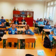 uczniowie klasy 7 a ubrani na niebiesko solidaryzują się ze wszystkimi dziećmi na świecie