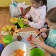 uczniowie podczas realizacji projektu