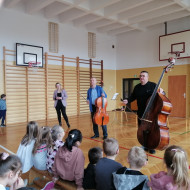 Pierwsze próby gry na instrumentach uczniów klas młodszych