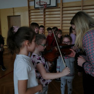 Pierwsze próby gry na instrumentach uczniów klas młodszych