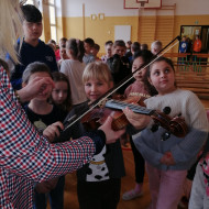 Pierwsze próby gry na instrumentach uczniów klas młodszych