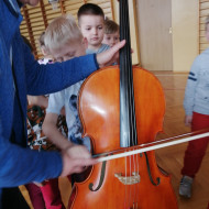 Pierwsze próby gry na instrumentach uczniów klas młodszych