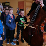 Pierwsze próby gry na instrumentach uczniów klas młodszych