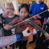 Pierwsze próby gry na instrumentach uczniów klas młodszych