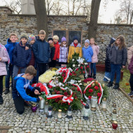Klasy młodsze przy grobie Stefana Artwińskiego