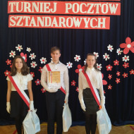 Poczet sztandarowy z dyplomem i nagrodami od lewej Maja Skuza, Paweł Jung i Weronika Toporek