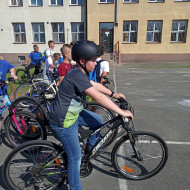 Uczeń na rowerze rozpoczynający egzamin