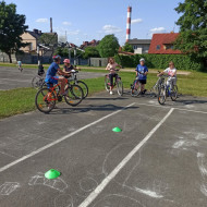 Uczniowie na rowerach czekając na egzamin