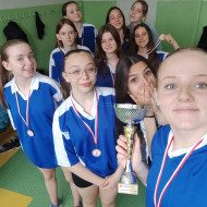 zawodniczki w szatni z medalami