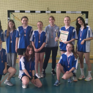 zawodniczki z pucharem, dyplomem i medalami na szyi