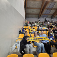 Uczniowie na trybunach w barwach klubu