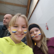 Uczniowie na trybunach w barwach klubu