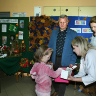 Wręczenie dyplomów nagrodzonym uczniom w obecności dyrektora szkoły.