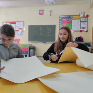 Uczniowie świetlicy pracują nad stworzeniem oryginalnej książki kucharskiej