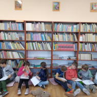 Uczniowie klasy 4a w bibliotece szkolnej