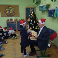 Pan dyrektor rozdaje dzieciom książki i zachęca do poznawania i zwiedzania Kielc