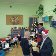 Pan dyrektor rozdaje dzieciom książki i zachęca do poznawania i zwiedzania Kielc