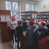 Uczniowie klasy IV b w czasie lekcji bibliotecznej z panią Kasią.