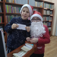 Uczniowie klasy IV b w czasie lekcji bibliotecznej