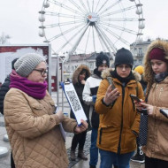 Na rynku w Kielcach w czasie wyjaśniania zasad gry